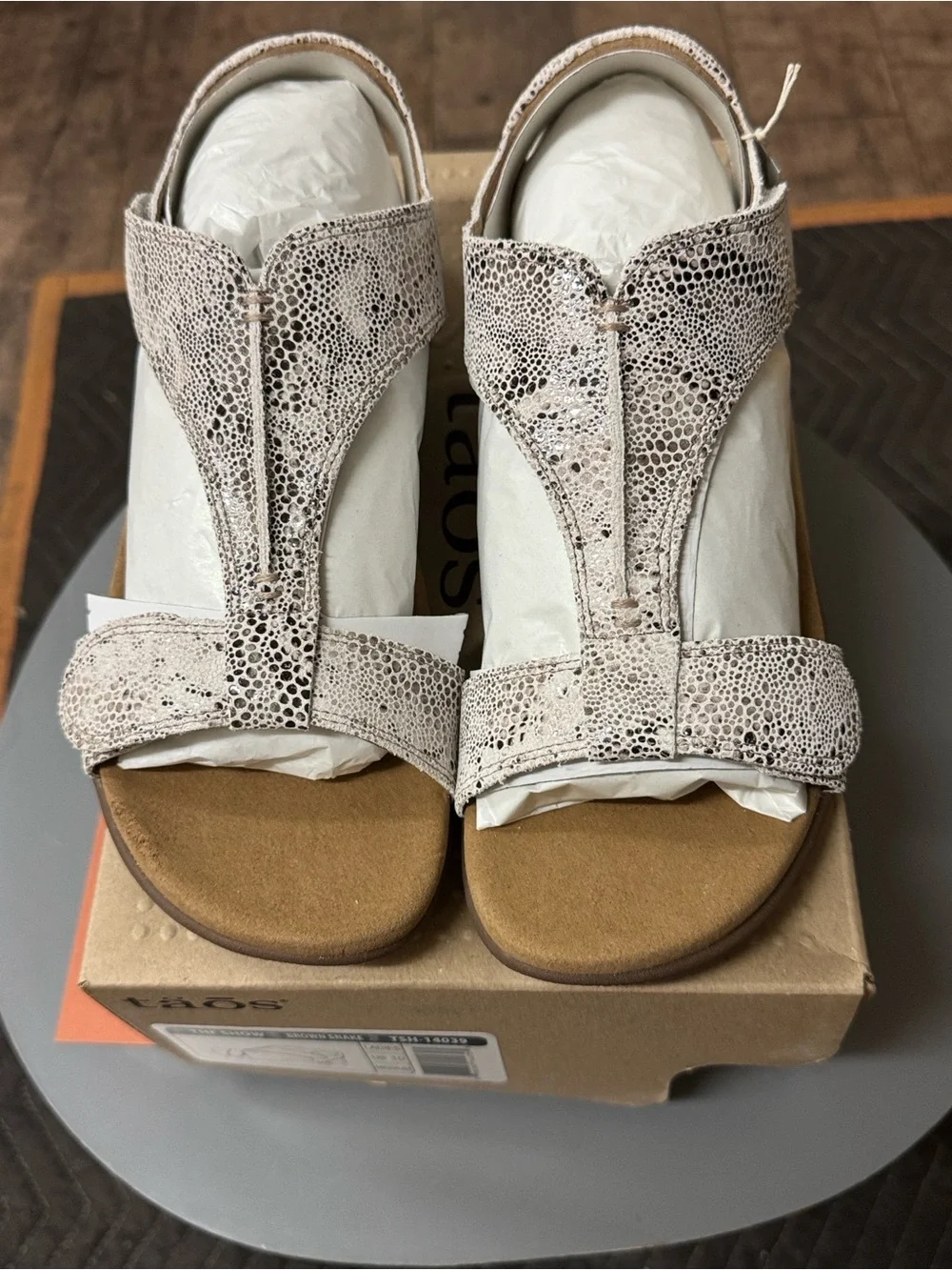 Taos (style) THE SHOW/ (color) BROWN SNAKE